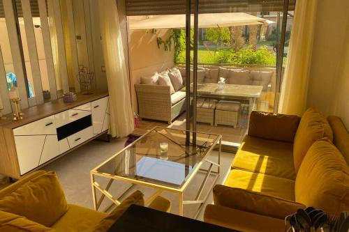 Cosy Duplex Dans Residence Avec Piscine — 4-Star Luxury Hotel in Marrakesh, Morocco