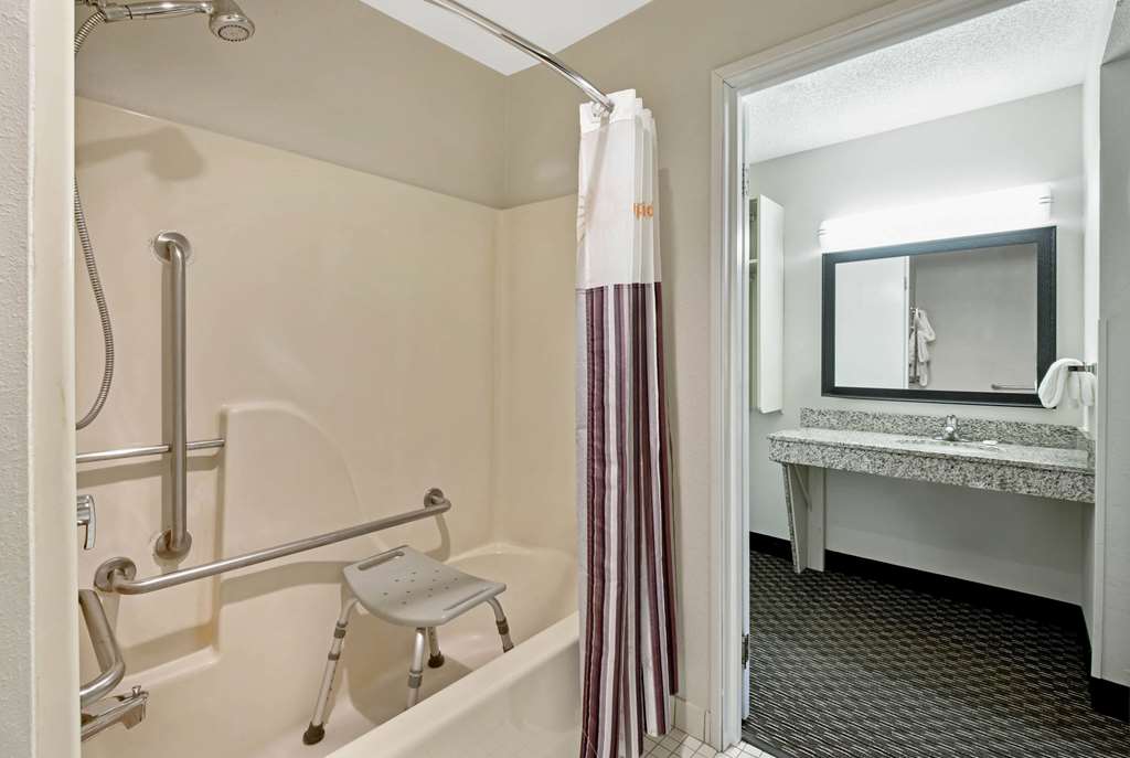 La Quinta Inn & Suites by Wyndham Harrisburg Airport Hershey - photo 22