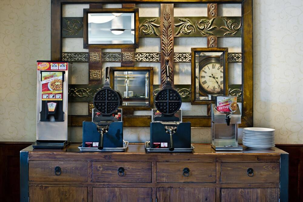 Oxnard Inn Lancaster - photo 40