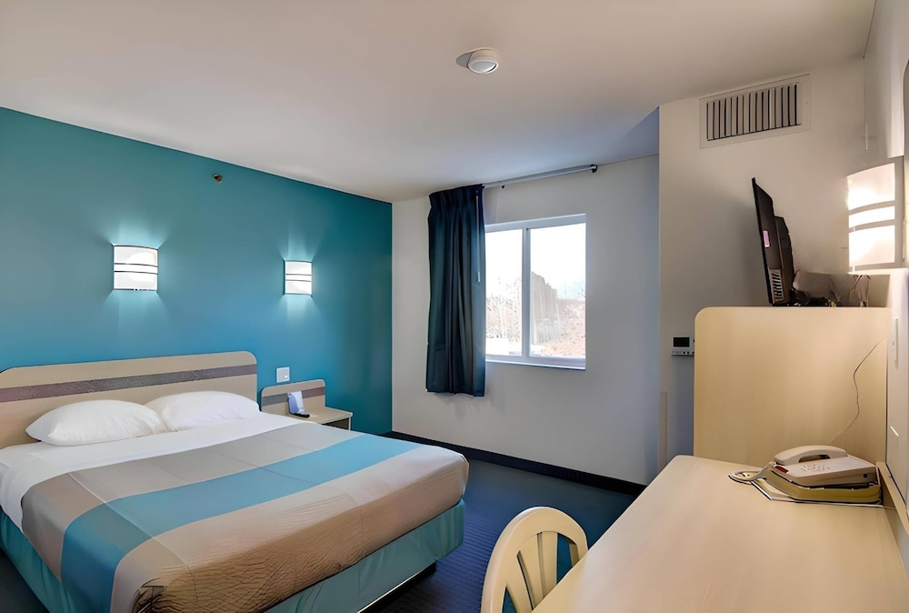 Econo Lodge Menomonie - photo 16