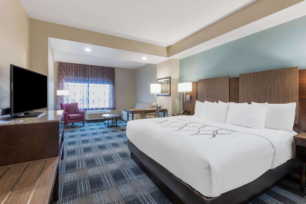 La Quinta Inn & Suites by Wyndham Aberdeen APG - photo 23