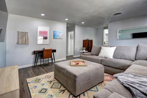 Luxury 3 bed home near the Strip w a poker table
