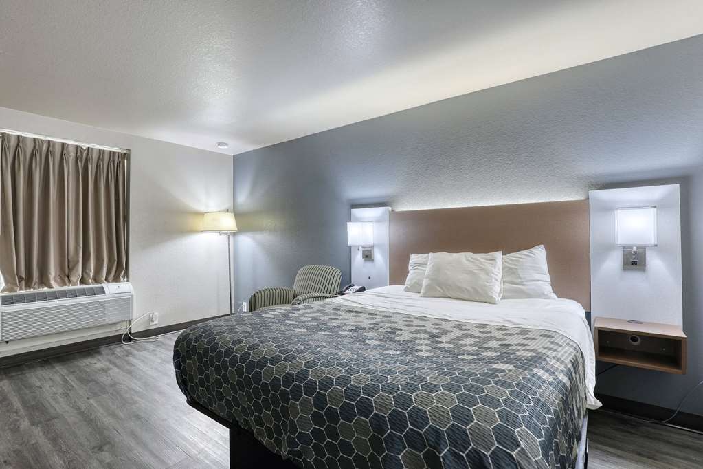 Econo Lodge Neenah - photo 35