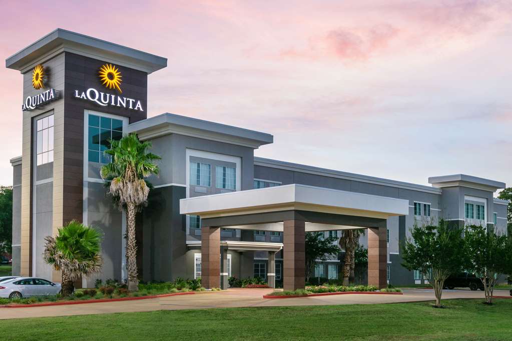 La Quinta Inn & Suites by Wyndham Jacksonville TX - photo 3