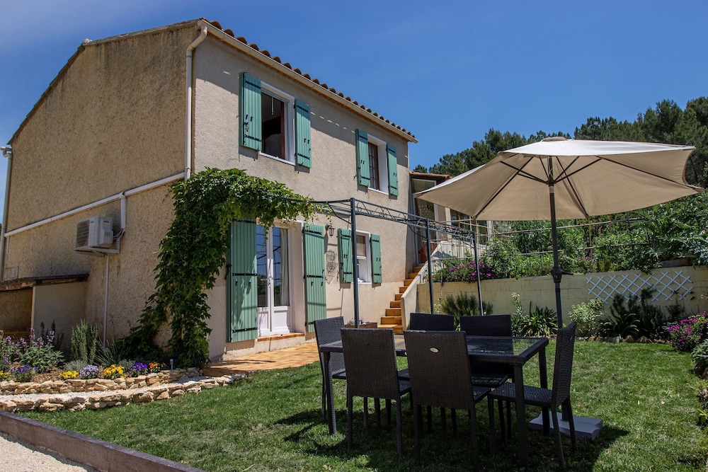 Holiday Home in Gargas Near Route des Ocres — 4-Star Luxury Hotel in Gargas, France