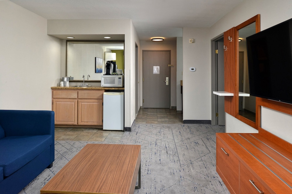 Holiday Inn Express Suites Farmington - photo 24