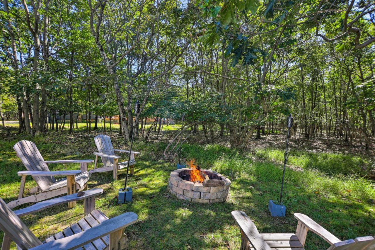 Hot Tub Fire Pit and Lake Access Poconos Escape — 4-Star Luxury Hotel in Towamensing Trails, United States