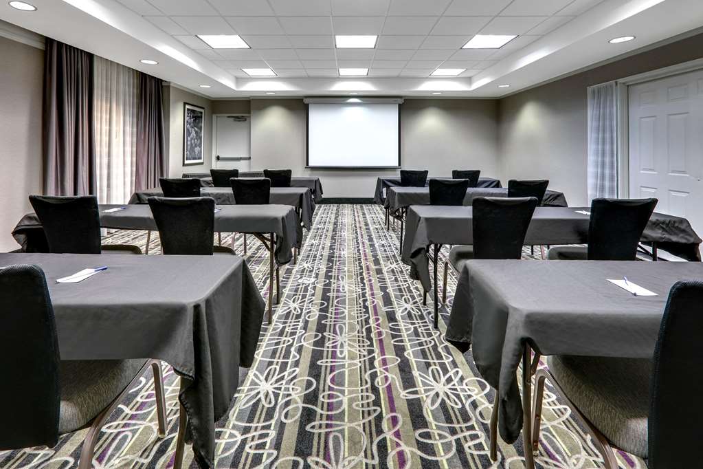 La Quinta Inn & Suites by Wyndham Dallas North Central - photo 21