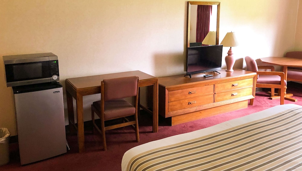 Magnuson Hotel Dixon - photo 4