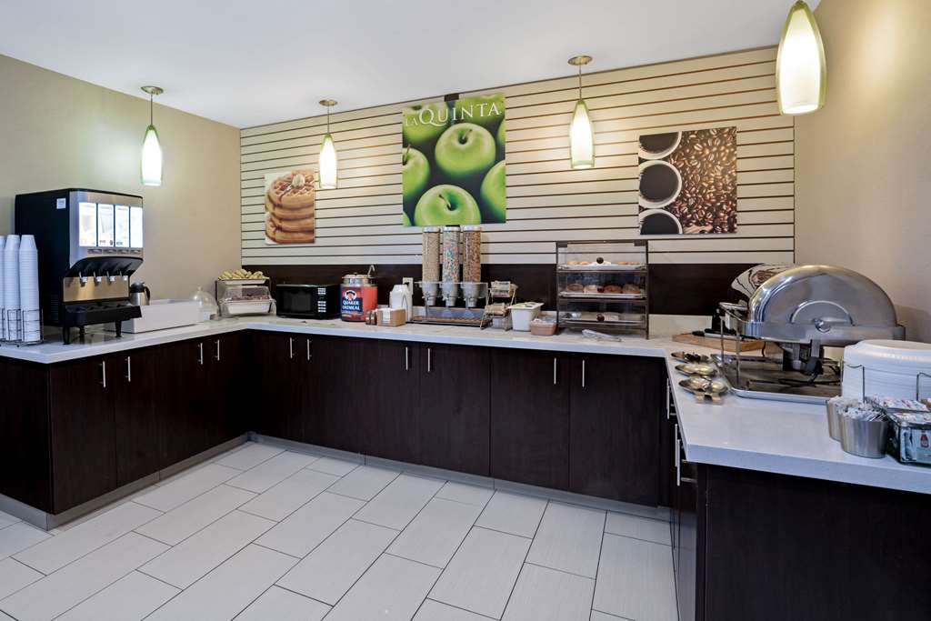 La Quinta Inn & Suites by Wyndham Knoxville North I 75 - photo 48