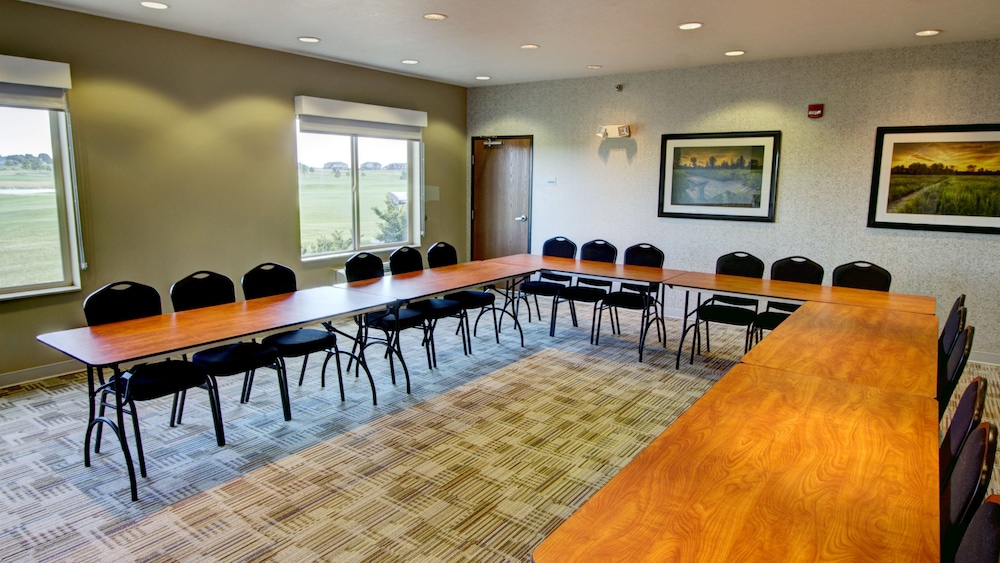 Holiday Inn Express & Suites Sioux Center by IHG - photo 36