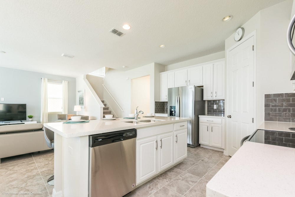 Beautiful 4 Bed With Pool & Spa - photo 49