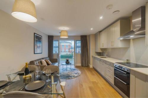 Modern 2 Bed Apartment Allocated Parking By Tempstay — 4-Star Luxury Hotel in Windsor, United Kingdom