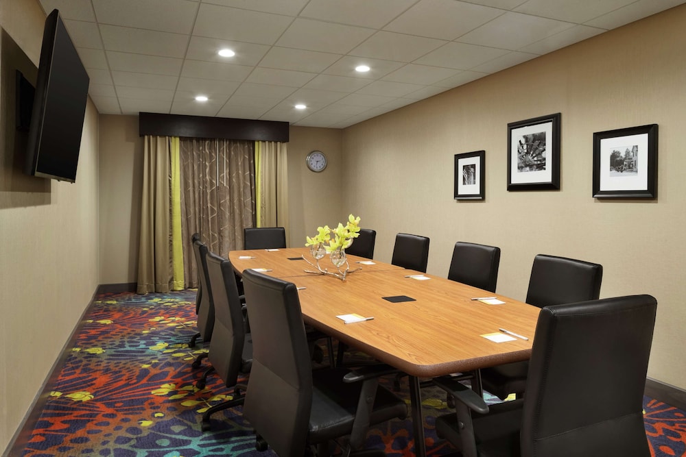 Hampton Inn & Suites St. Louis Alton - photo 24