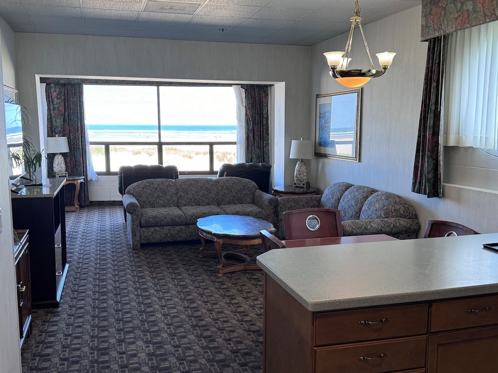 Promenade Inn & Suites Oceanfront - photo 25