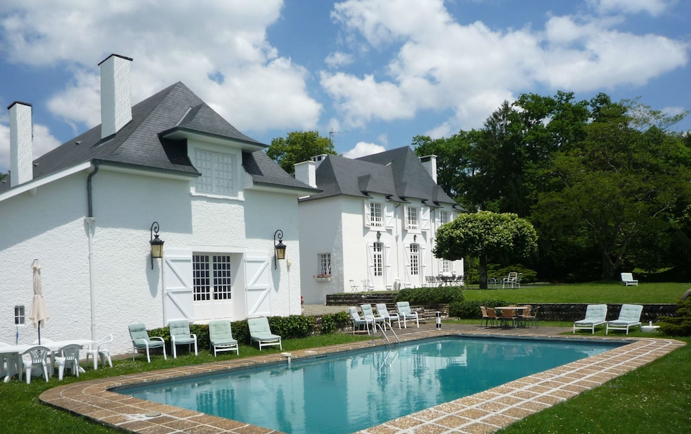 Clos Mirabel Manor B&B — 4-Star Luxury Hotel in Jurancon, France