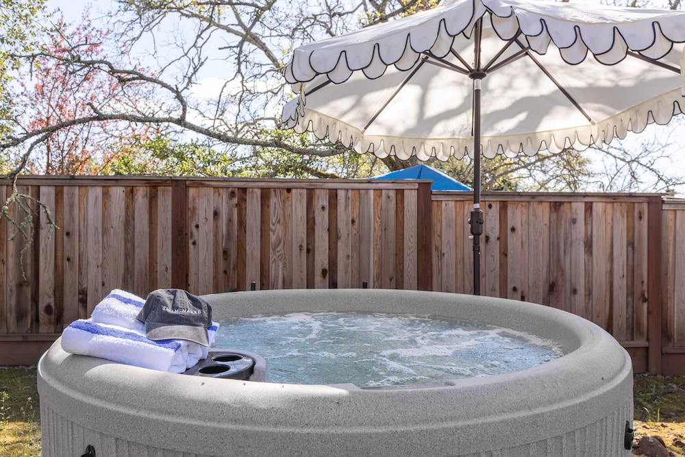 Jasmine by Avantstay Entertainers Paradise w Hot Tub Pool Table & Large Patio - photo 12