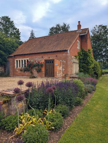 Garden Cottage 5 bedrooms set in 16 acres — 4-Star Luxury Hotel in Brampton, United Kingdom