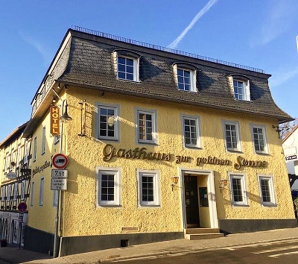 Hotel zur goldenen Sonne — hotel in Usingen