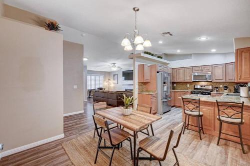 Cozy Getaway with King Bed BBQ & Spacious Backyard in Henderson, United States