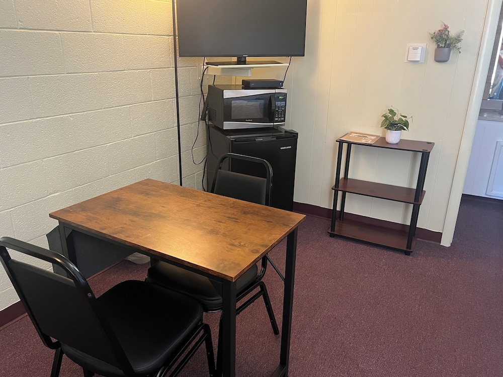 Midtown Inn & Suites - photo 39