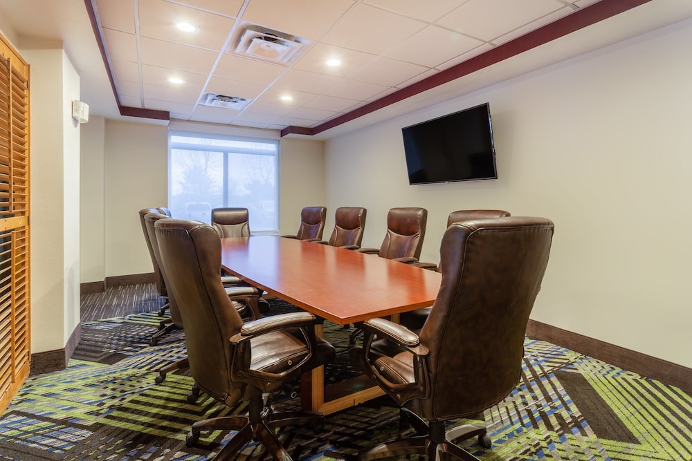 Holiday Inn Express & Suites Cedar Falls Waterloo by IHG - photo 36