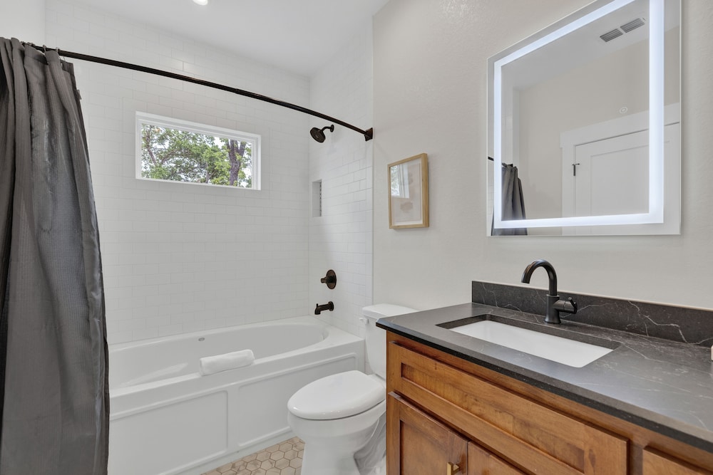 The Grove D With Hot Tub & King Beds Walk to Main - photo 8
