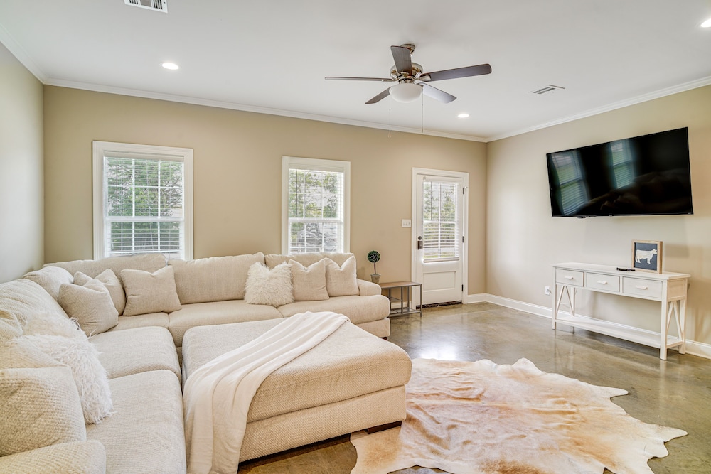 Cozy Crowley Home Modern Interior Covered Porch 22168402 — Crowley