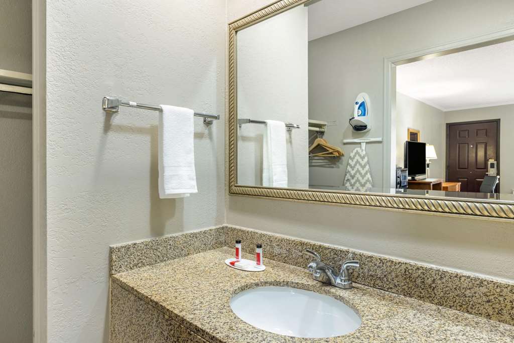 Super 8 by Wyndham Kansas City Airport North - photo 21