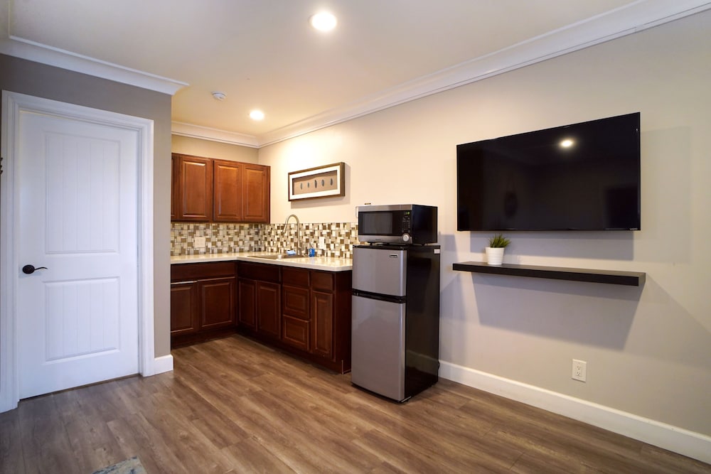 Anaheim Executive Inn & Suites - photo 58