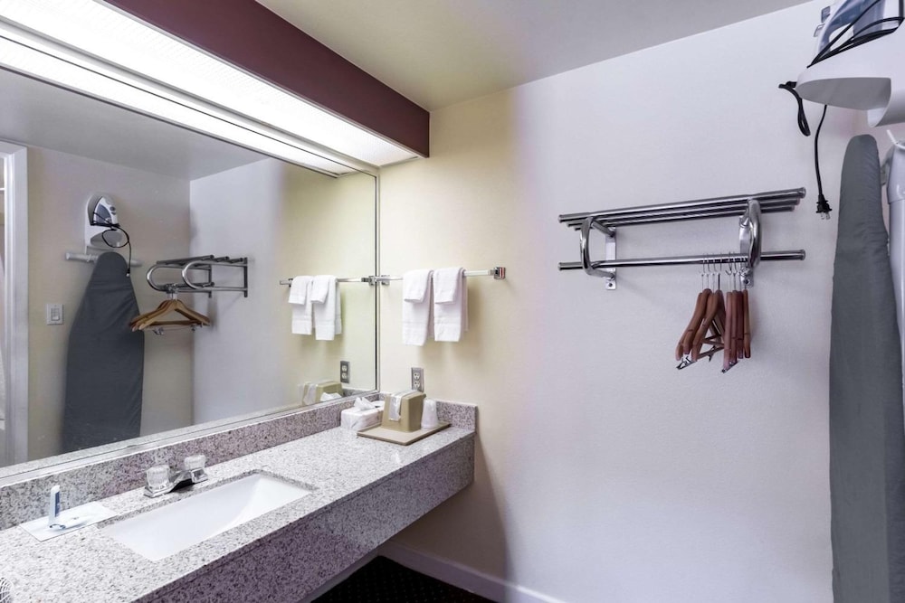 HillView Inn - photo 26