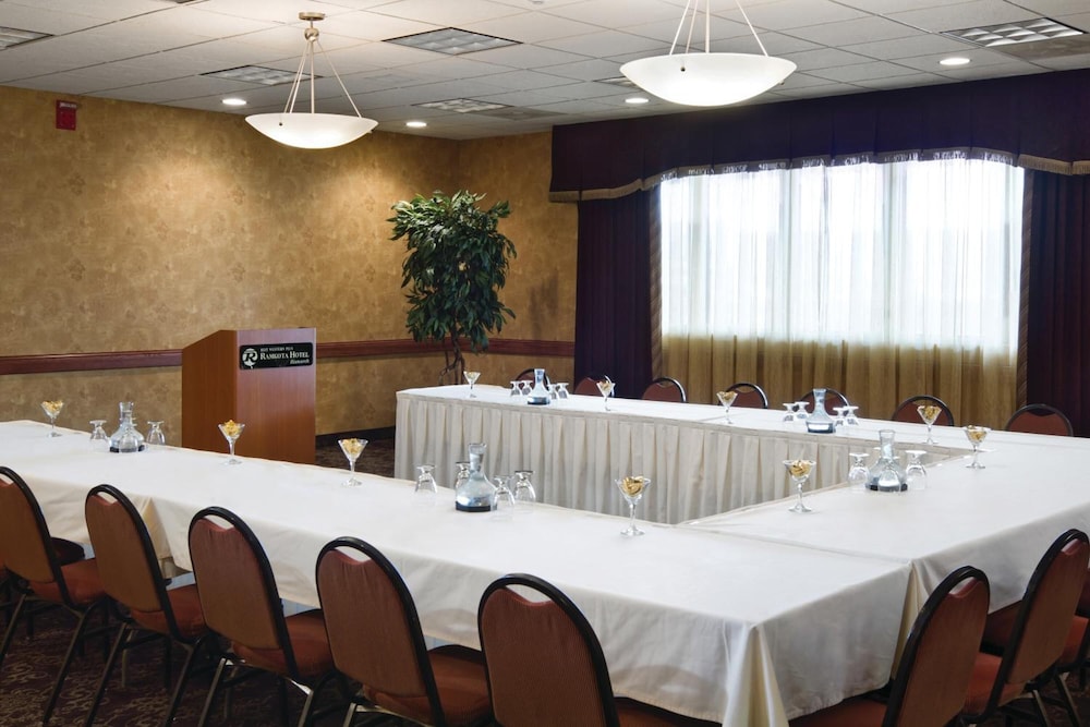 Bismarck Hotel and Conference Center - photo 38