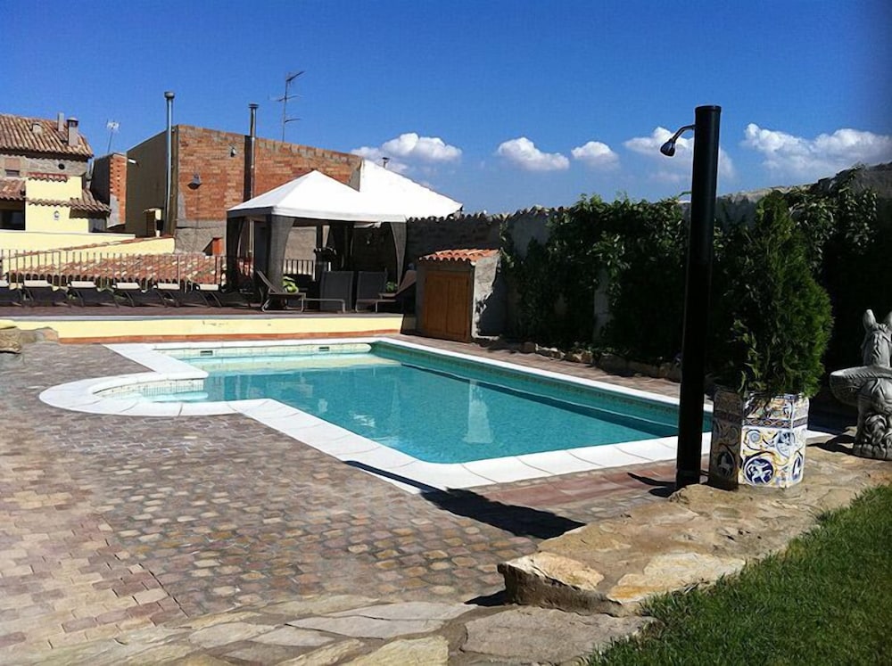 Cal Ball - carbon neutral hotel in Tornabous