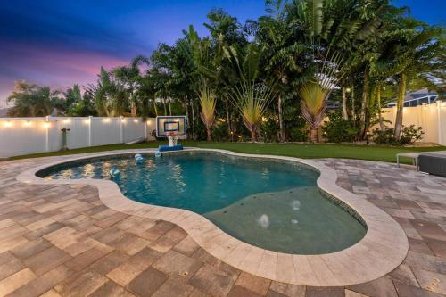 Modern Pool Home w Putting Green — 4-Star Luxury Hotel in Largo, United States