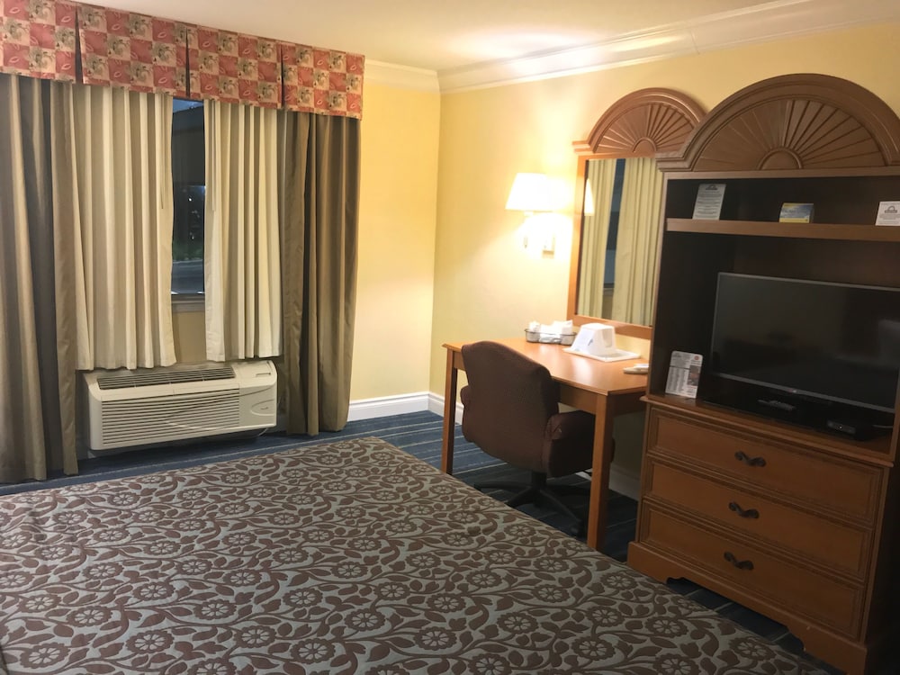 Days Inn by Wyndham San Antonio Airport - photo 15