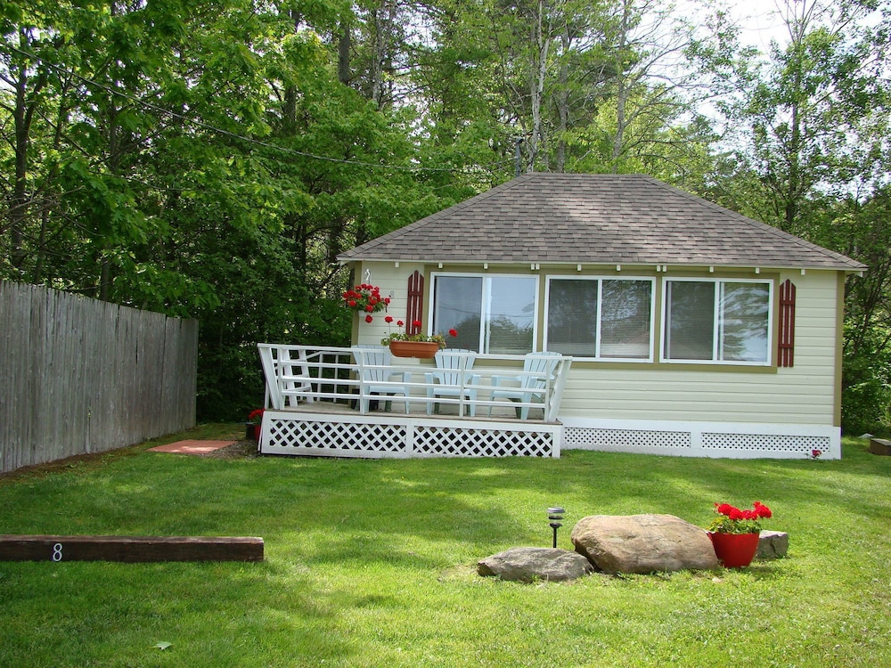 Bay Leaf Cottages & Bistro — hotel in Lincolnville