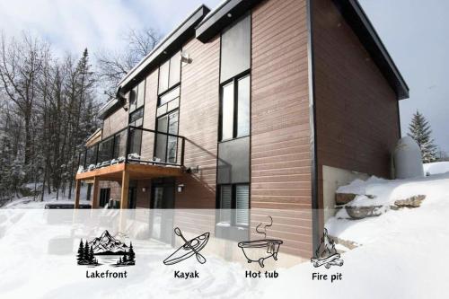 Panoramic Lakefront Chalet with Hot Tub & Firepit — 4-Star Luxury Hotel in Chertsey, Canada