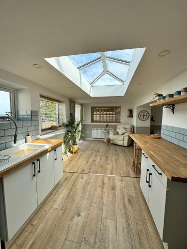 Kennel House With Hill Views 20702681 — Whitland