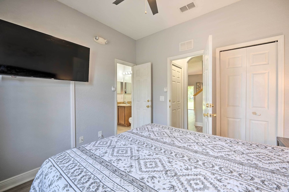 9 Mi to Disney: Sunny Resort Townhome w Patio - photo 7