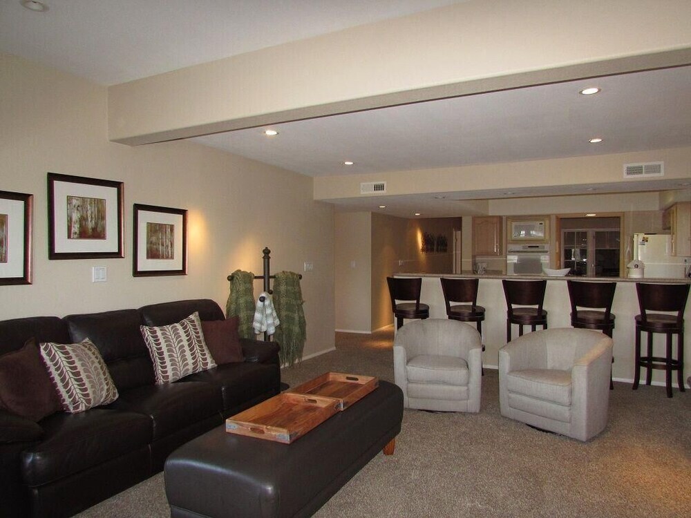 032 Lakefront Village Escape Big Bear Lake in Big Bear Lake, United States