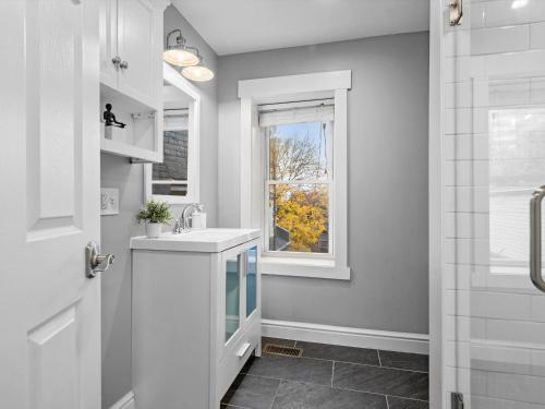 Stylish 4 Bedroom Loft Home North Shore City Skyline View Close to NHL NFL — 4-Star Luxury Hotel in Pittsburgh, United States