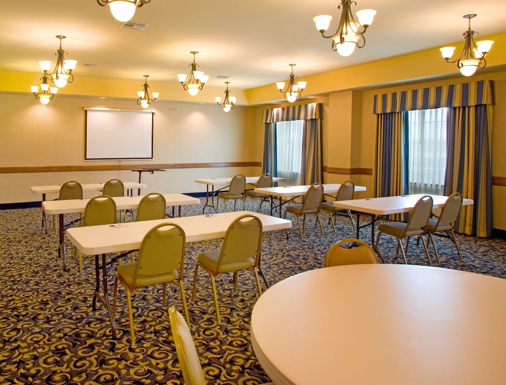 Holiday Inn Express and Suites Jourdanton Pleasant - photo 23