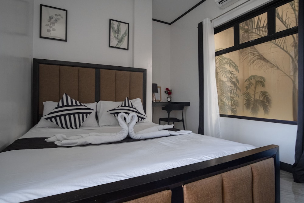 The Palms Resort & Bar — hotel in San Narciso