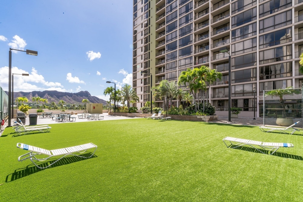 Spectacular Ocean & Diamond Head View 2 Bedroom Condo w Free Parking by Koko Resort Vacation Rentals - photo 16