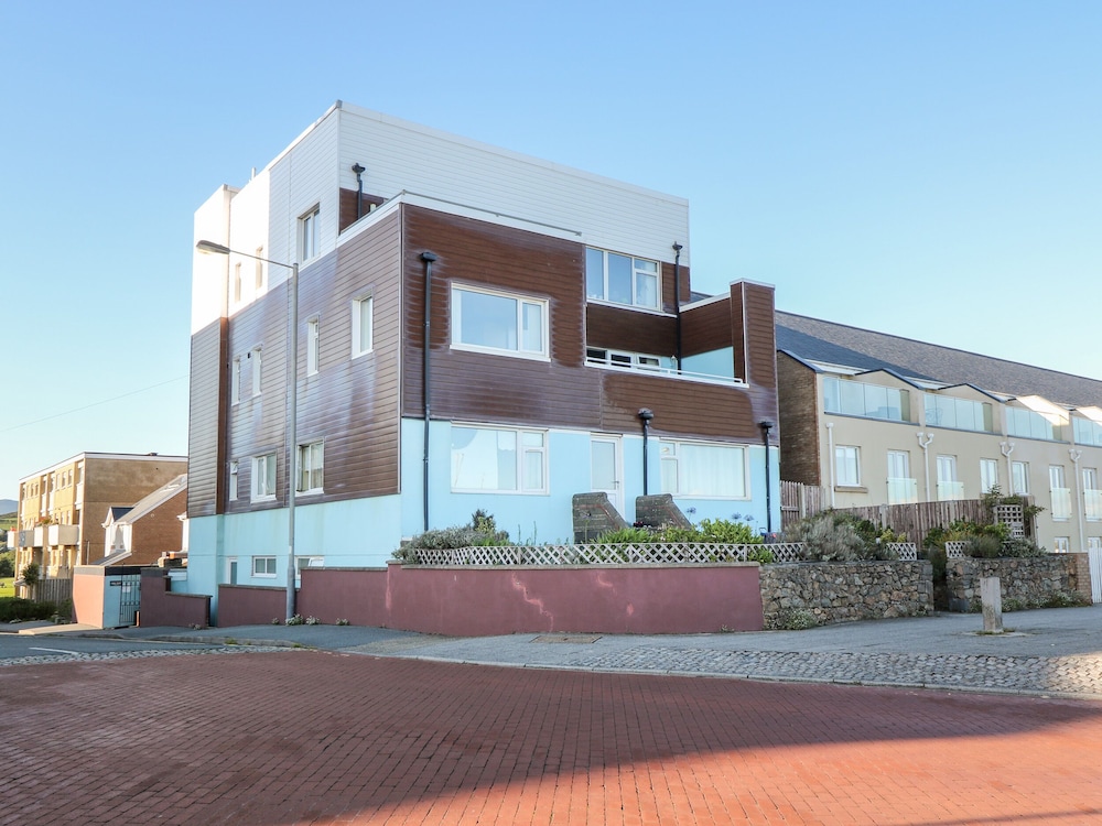 Sea View Apartment — 4-Star Luxury Hotel in Pwllheli, United Kingdom