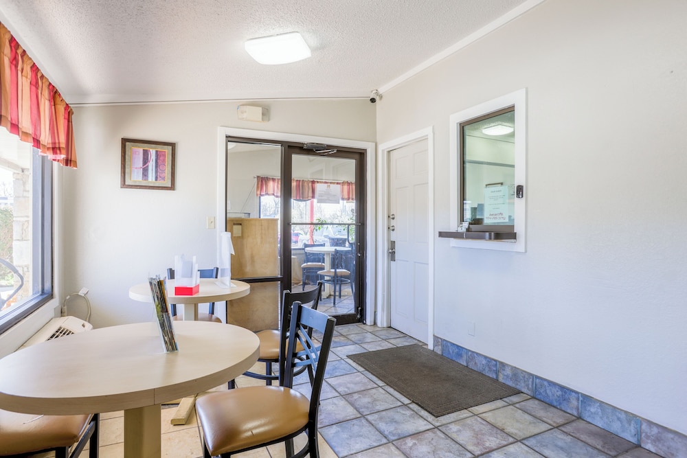 Cozy Garden Inn By OYO Hwy 40 Richmond - photo 9