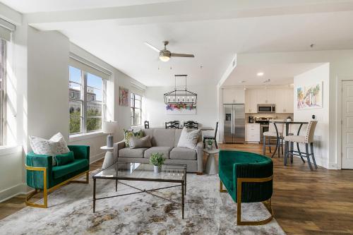 Festive 4BR Condo in the Heart of NOLA — 4-Star Luxury Hotel in New Orleans, United States