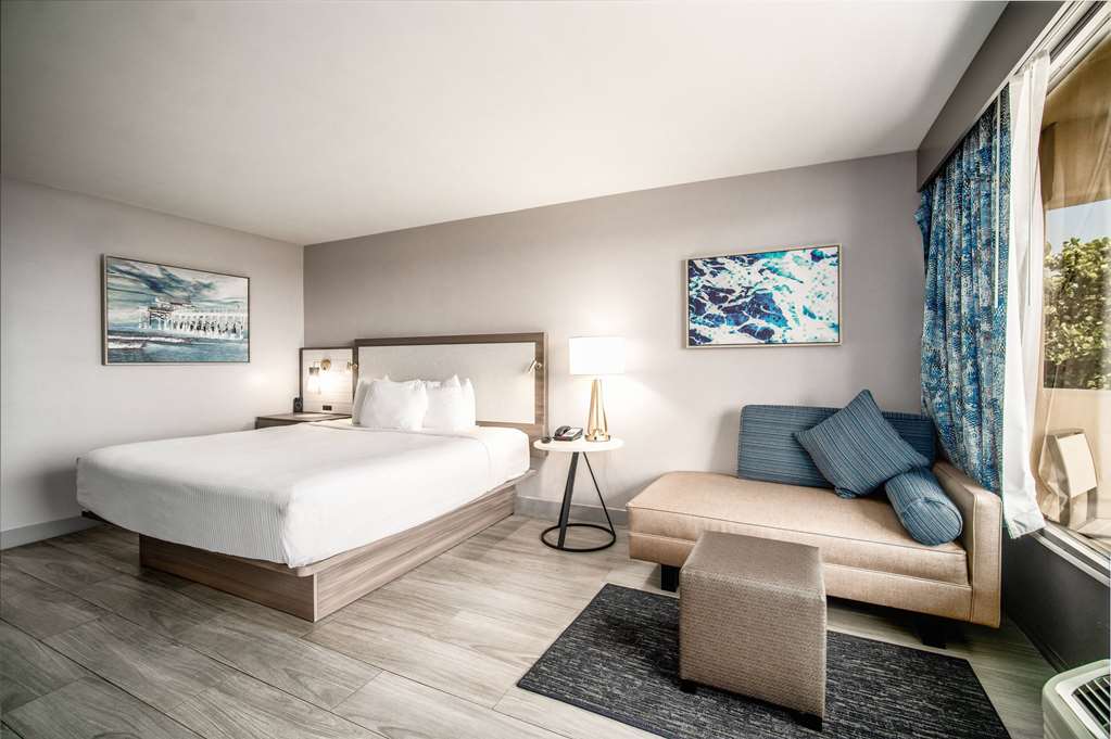La Quinta Inn & Suites by Wyndham Cocoa Beach Oceanfront - photo 20