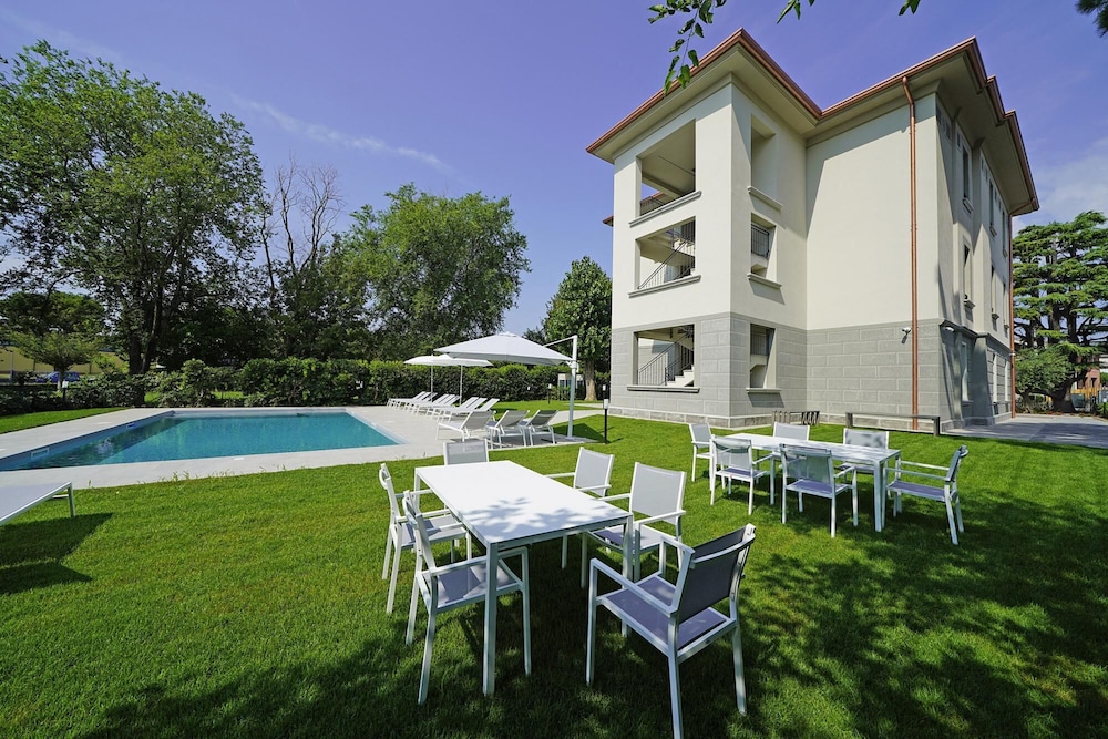 Villa Caterina 1 LOC — 4-Star Luxury Hotel in Desenzano Del Garda, Italy