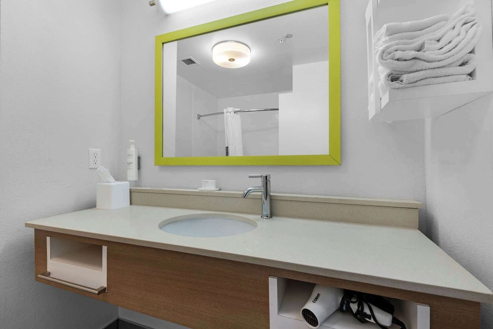 Hampton Inn & Suites Pensacola I 10 N at Univ. Town Plaza - photo 15